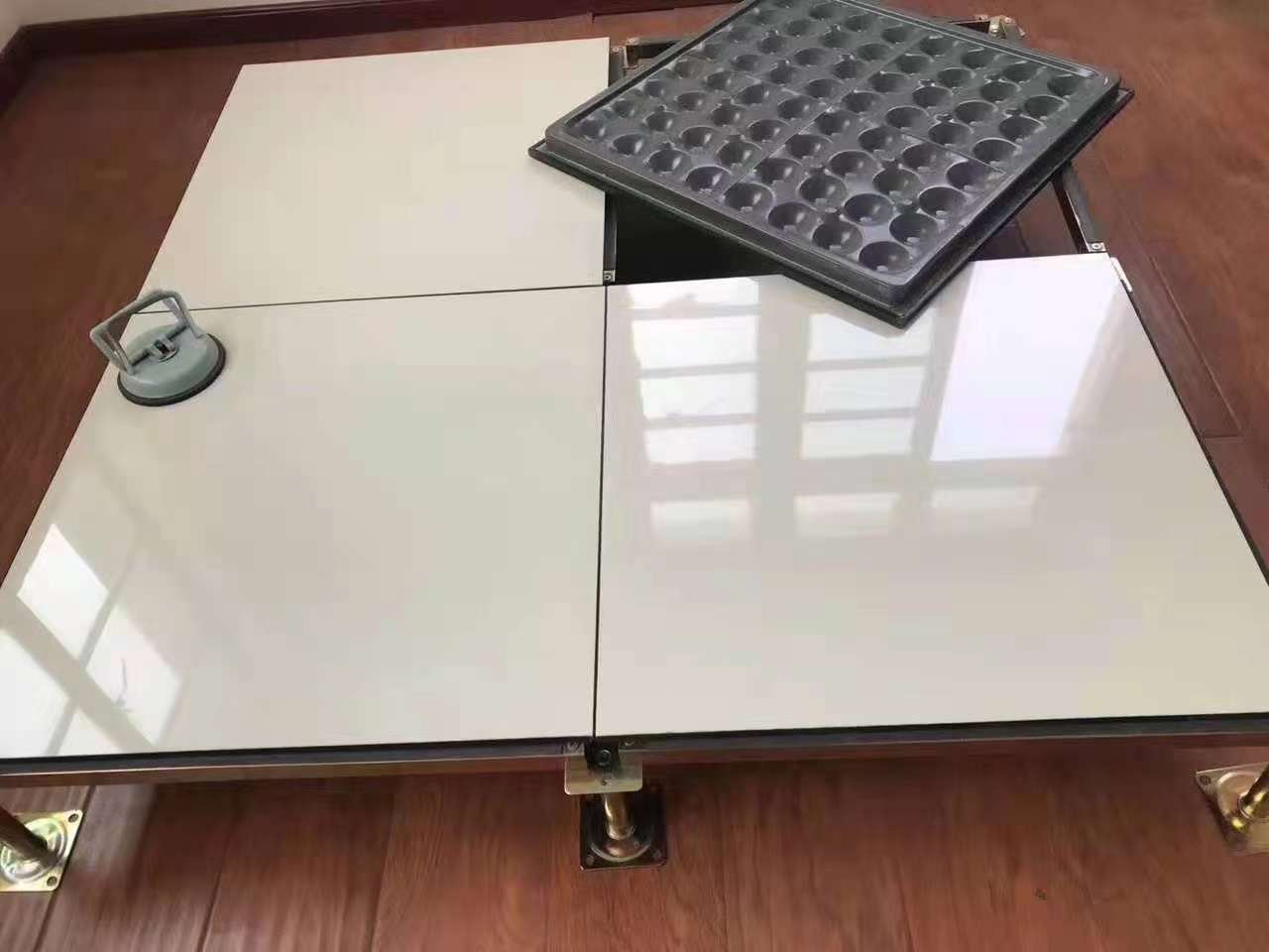 5NROzYLRpWRj6UmPCQlYV4ABDDeUc1WBF8s9ok3c 防靜電地板安裝擺放示意圖